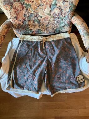 EUC Howler Bros "Heed the Call" Board Shorts Size 33